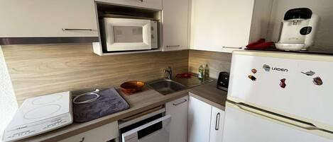 ثلاجة، ميكروويف، فرن، موقد طهي مسطح