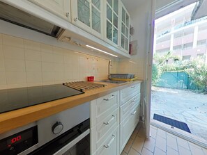 Réfrigérateur, four à micro-ondes, surface de cuisson, cafetière-théière