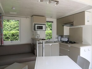 Jääkaappi, mikroaaltouuni, kahvin-/teenkeitin, leivänpaahdin