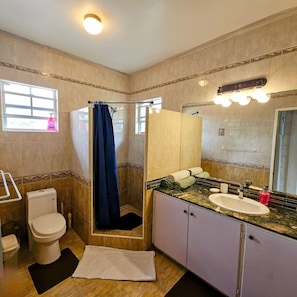 SĂšche-cheveux, serviettes fournies, savon, papier toilette