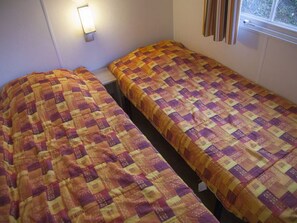 Room - Cozy mobile home with terrace at Naucelle campsite (Naucelle)
