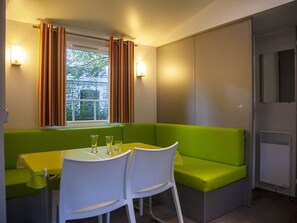 Dining - Cozy mobile home with terrace at Naucelle campsite (Naucelle)
