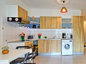 Réfrigérateur, four à micro-ondes