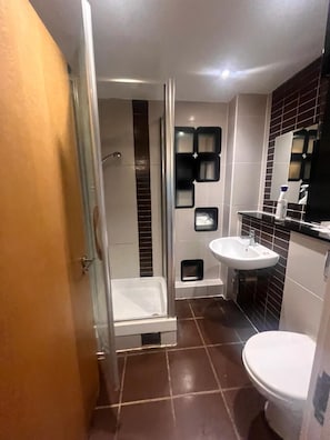 Ducha, secador de pelo, toallas, jabón