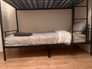 5 bedrooms, WiFi, bed sheets