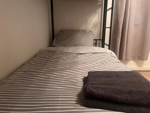 5 bedrooms, WiFi, bed sheets