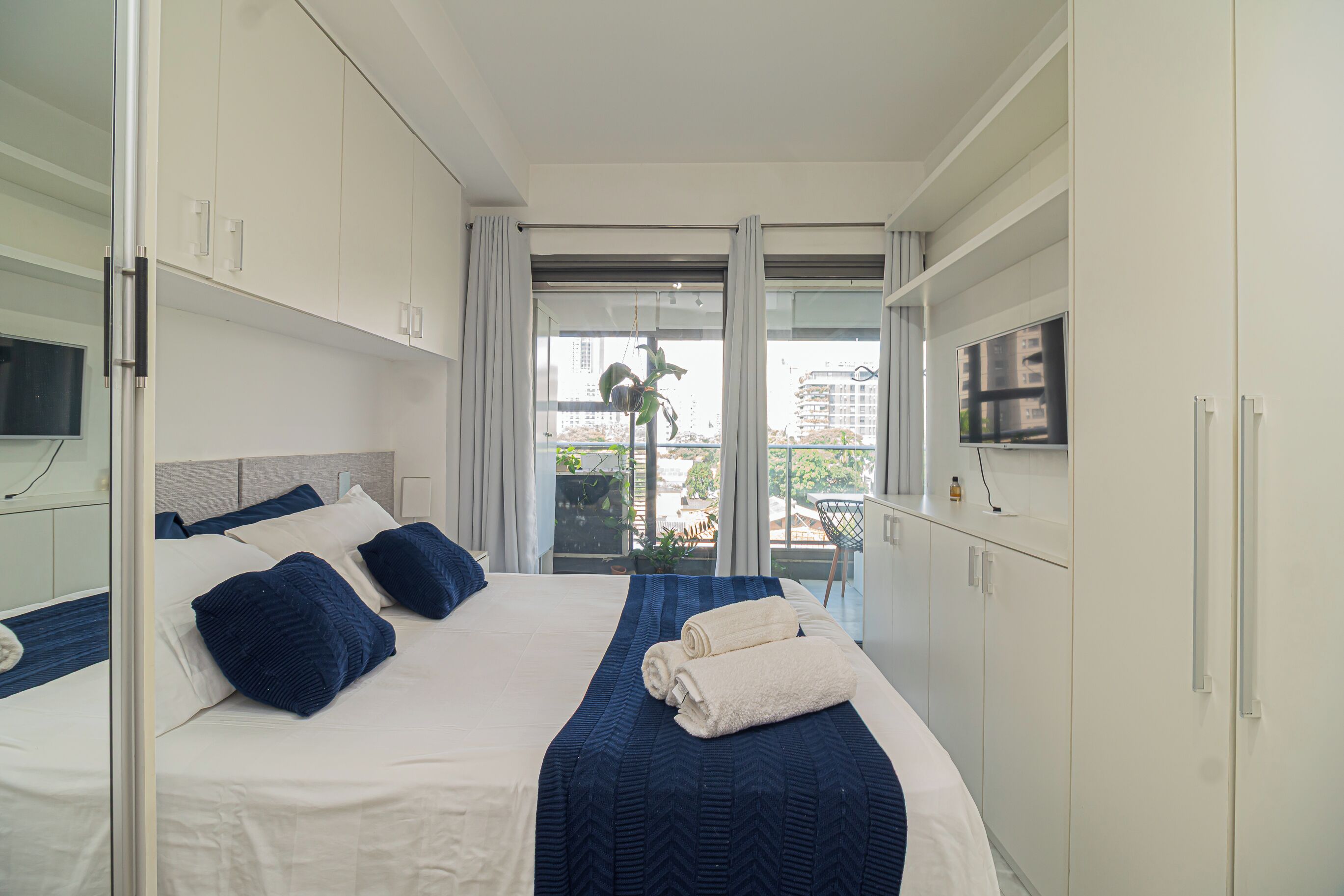 1 quarto, escrivaninha, ferros/tábuas de passar roupa, berço de viagem