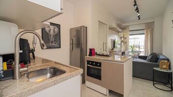 Geladeira, micro-ondas, fogão, cooktop