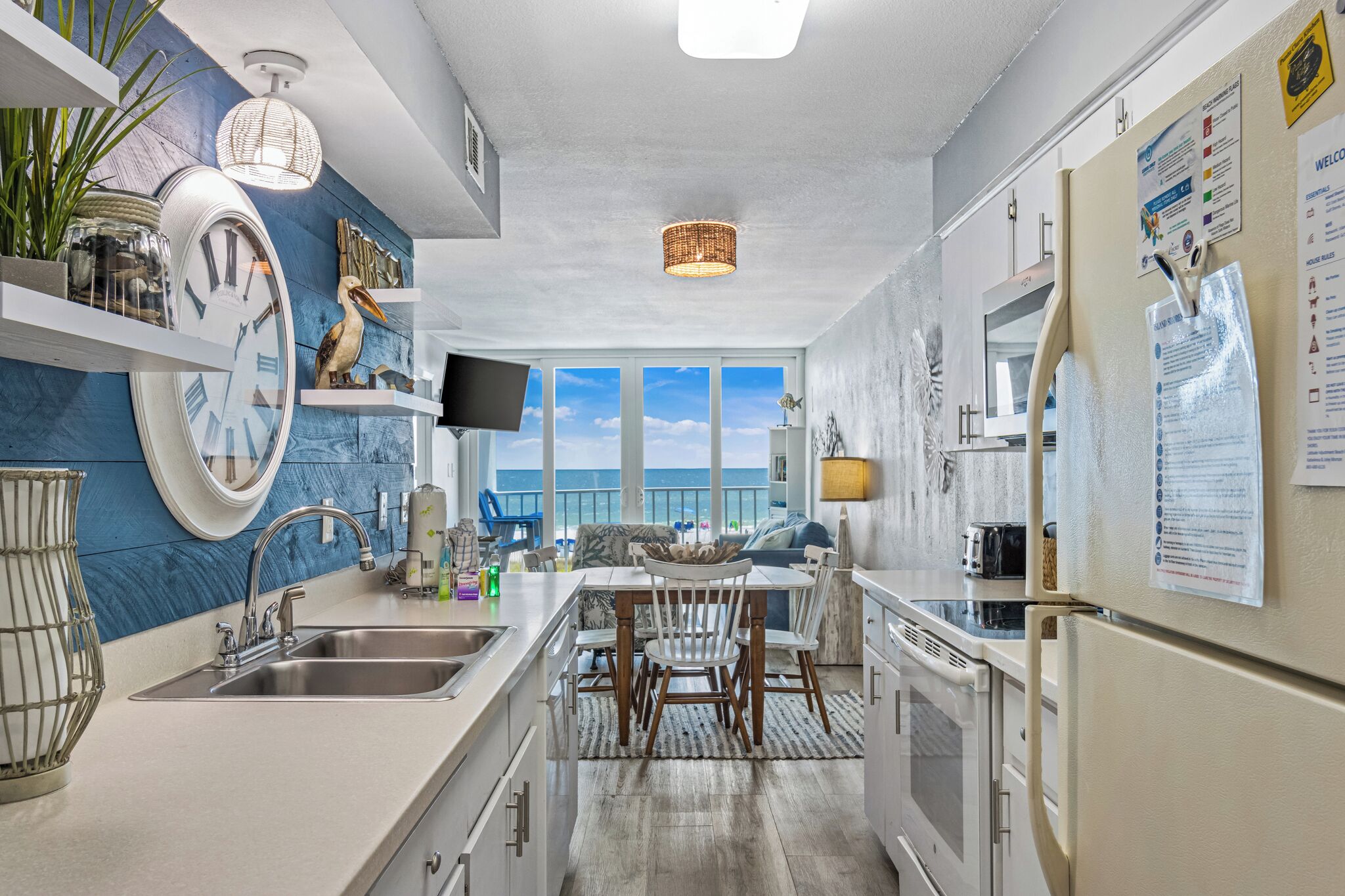 Una cocina moderna con un ventanal grande, una zona de comedor y un televisor de pantalla plana.