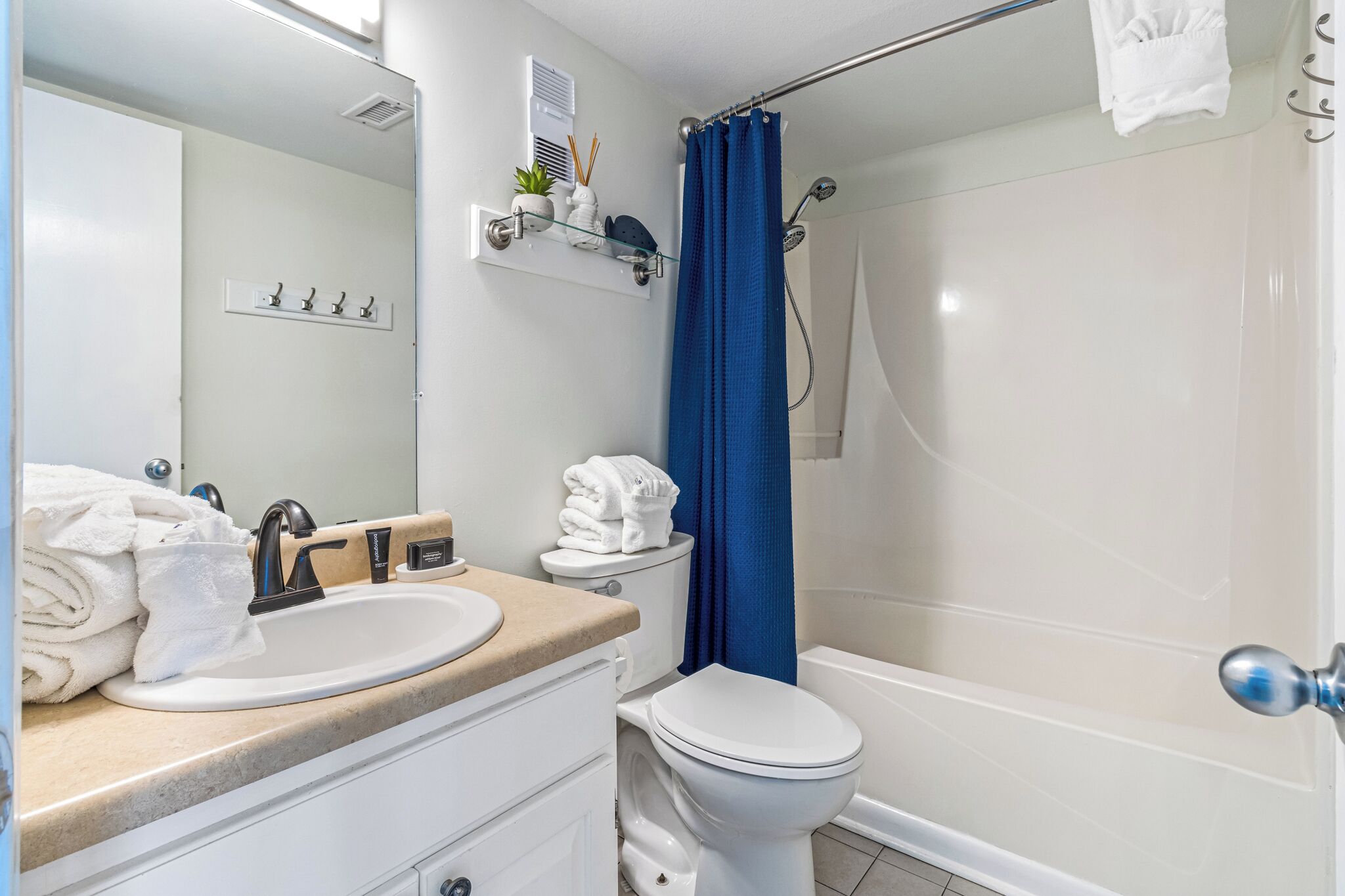 Ein Badezimmer mit Waschbecken, Toilette und Dusche.
