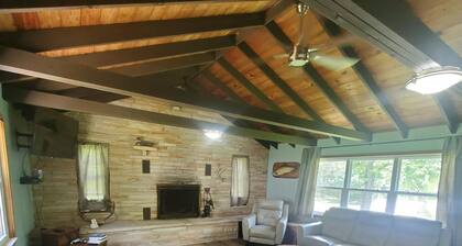 Enjoy Dry Creek: a 3-bedroom house offering escape from civilization