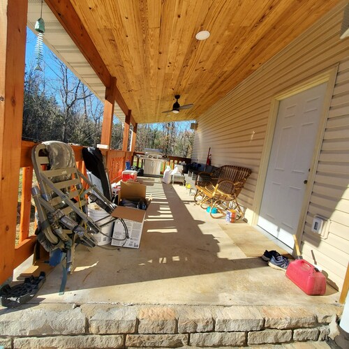 Enjoy Dry Creek: a 3-bedroom house offering escape from civilization