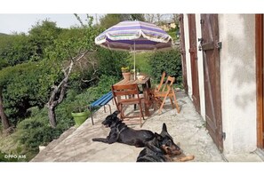 Outdoor dining - Maison Gaïa. A very special place, relaxing and welcoming. 5 minutes from the lake (Bugarach)