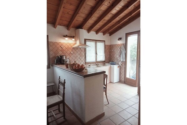 Fridge, microwave, oven, stovetop - Maison Gaïa. A very special place, relaxing and welcoming. 5 minutes from the lake (Bugarach)
