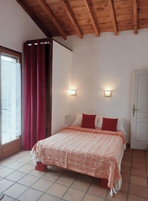 1 bedroom, free WiFi - Maison Gaïa. A very special place, relaxing and welcoming. 5 minutes from the lake (Bugarach)