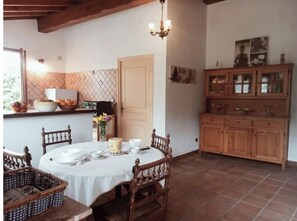 Dining - Maison Gaïa. A very special place, relaxing and welcoming. 5 minutes from the lake (Bugarach)