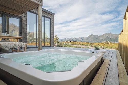 Stunning Lofoten Lodge with Views & Jacuzzi