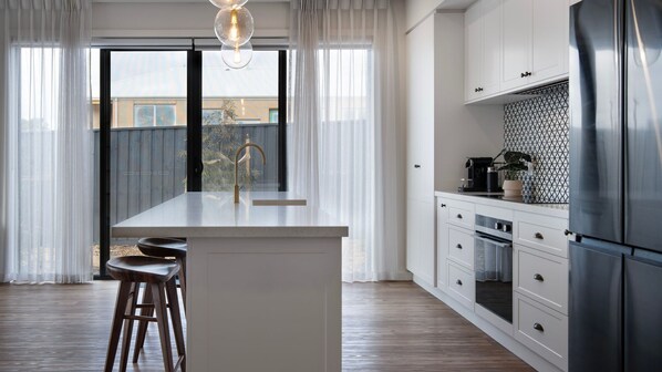 Microwave, stovetop, dishwasher, coffee/tea maker