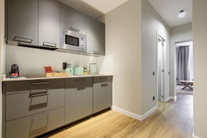 Studio Standard, 1 grand lit et 1 canapé-lit | Cuisine privée | Réfrigérateur, micro-ondes, plaque de cuisson