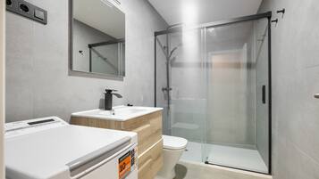 Appartement, 2 slaapkamers | Badkamer | Een douche, een haardroger, handdoeken, zeep