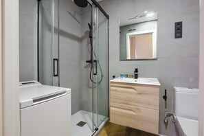 Studio | Bathroom | Shower, hair dryer, towels, soap