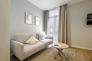 Studio, 1 Queen Bed with Sofa bed | Living area