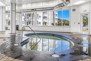 Piscina con vista despejada del edificio circundante y un cielo claro.