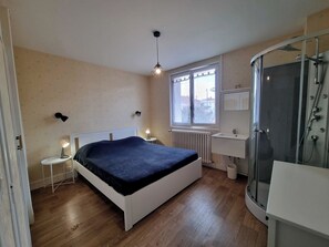 5 bedrooms, iron/ironing board, WiFi