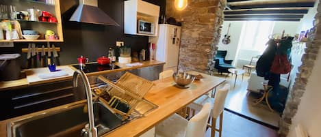 Een koelkast, een microgolfoven, een oven