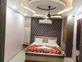 Deluxe Double Room | Bathroom | Slippers