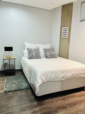 1 habitación, tabla de planchar con plancha, wifi y ropa de cama
