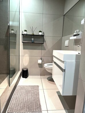 Toallas, jabón, papel de baño