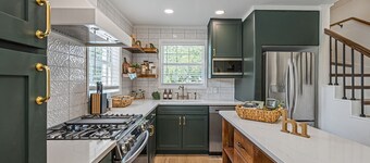Family-Friendly Remodeled Stone Cottage , Walk to Square, Univ + Free EV Charger