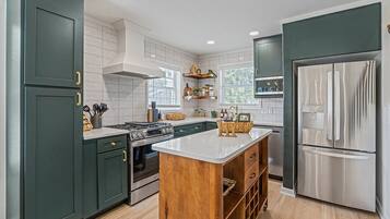 Refrigerador, microondas, horno y parrilla de estufa