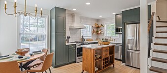 Curated for Comfort, Old Town, Walk to SU, Free EV Charger, Family Friendly