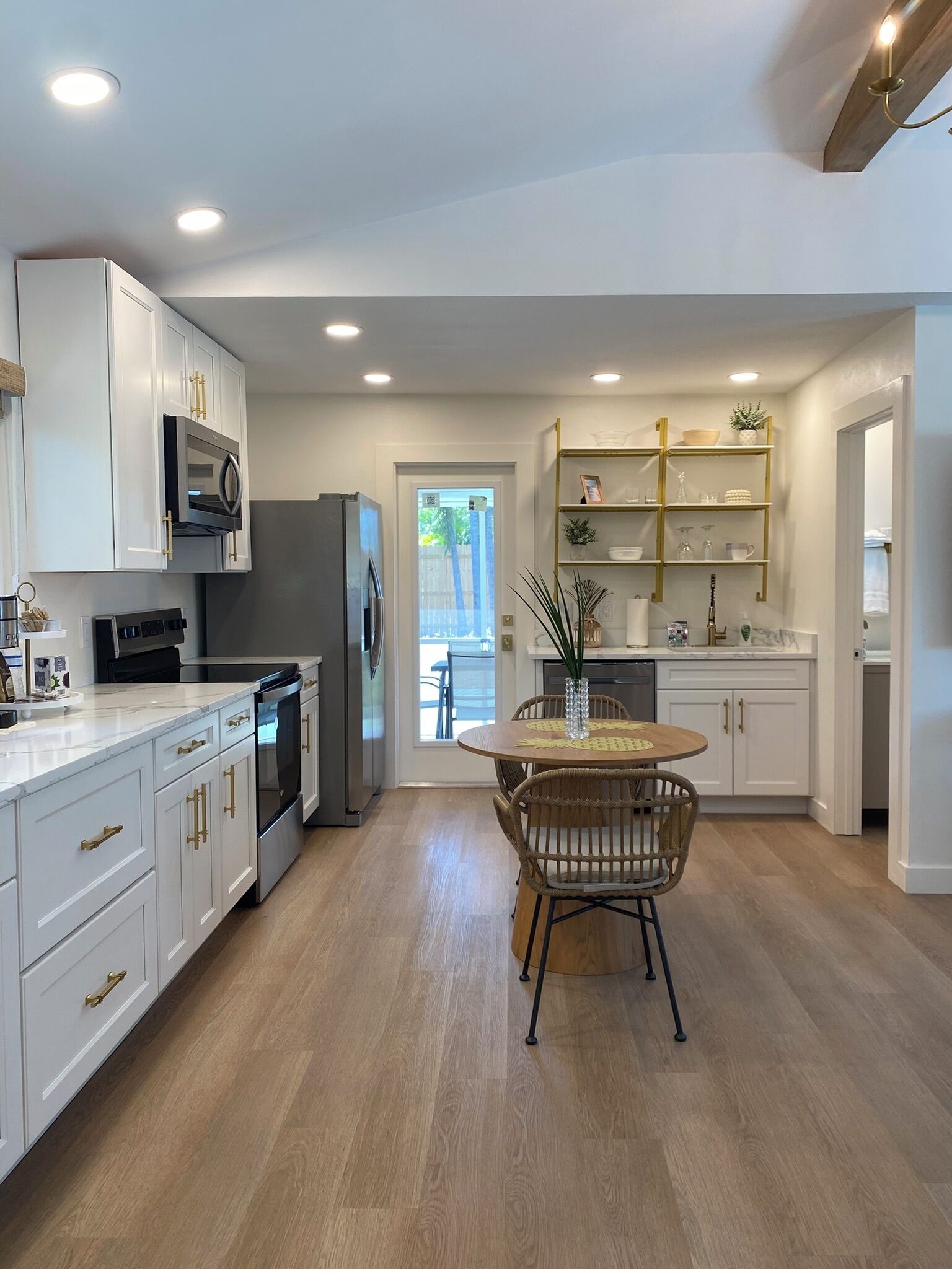 Microondas, horno, placa de cocina y lavavajillas