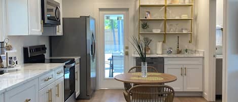 ميكروويف، فرن، موقد طهي مسطح، غسالة أطباق