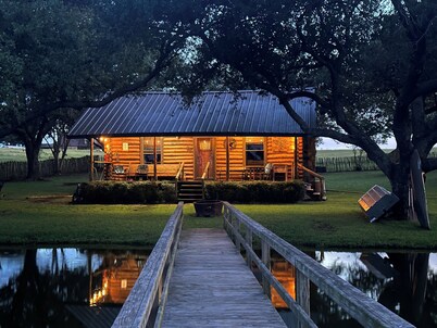 Charming 1-bedroom cabin over looking a pond & located on a cattle ranch