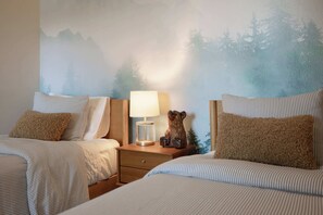 House, Multiple Beds, Patio, Mountain View (Cascade Cottage) | 3 bedrooms, individually decorated, individually furnished, bed sheets - Cascade Cottage Stay for 6 (Sisters)