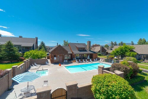 Cascade Cottage Stay for 6