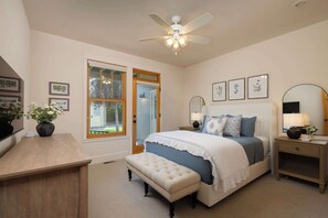 ハウス ベッド (複数台) パティオ マウンテンビュー (Cascade Cottage) | 3 室のベッドルーム、客室ごとに異なる装飾、客室ごとに異なるインテリア、ベッドシーツ