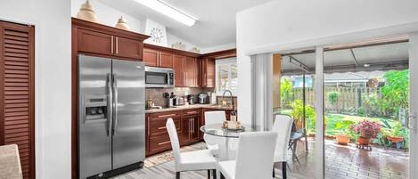 Réfrigérateur, micro-ondes, plaque de cuisson, lave-vaisselle