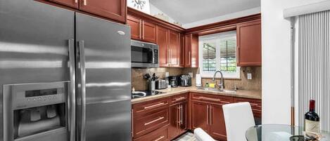 Jääkaappi, mikroaaltouuni, liesi, astianpesukone