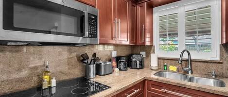 Réfrigérateur, micro-ondes, plaque de cuisson, lave-vaisselle