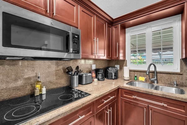 Fridge, microwave, stovetop, dishwasher