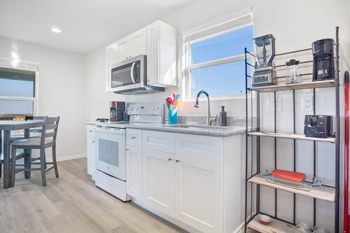 Fetching, cozy home, Sleeps 4! Pet&kid friendly!