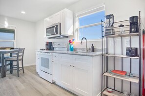 雪櫃、微波爐、焗爐、爐具