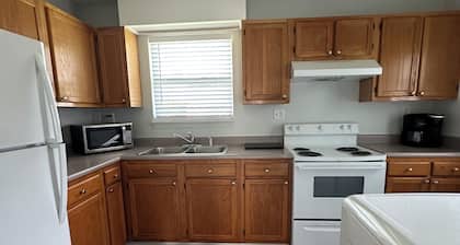 2 BR 1 BA Near Marshwalk, pet friendly, NO stairs!