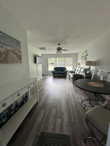 2 BR 1 BA Near Marshwalk, pet friendly, NO stairs!