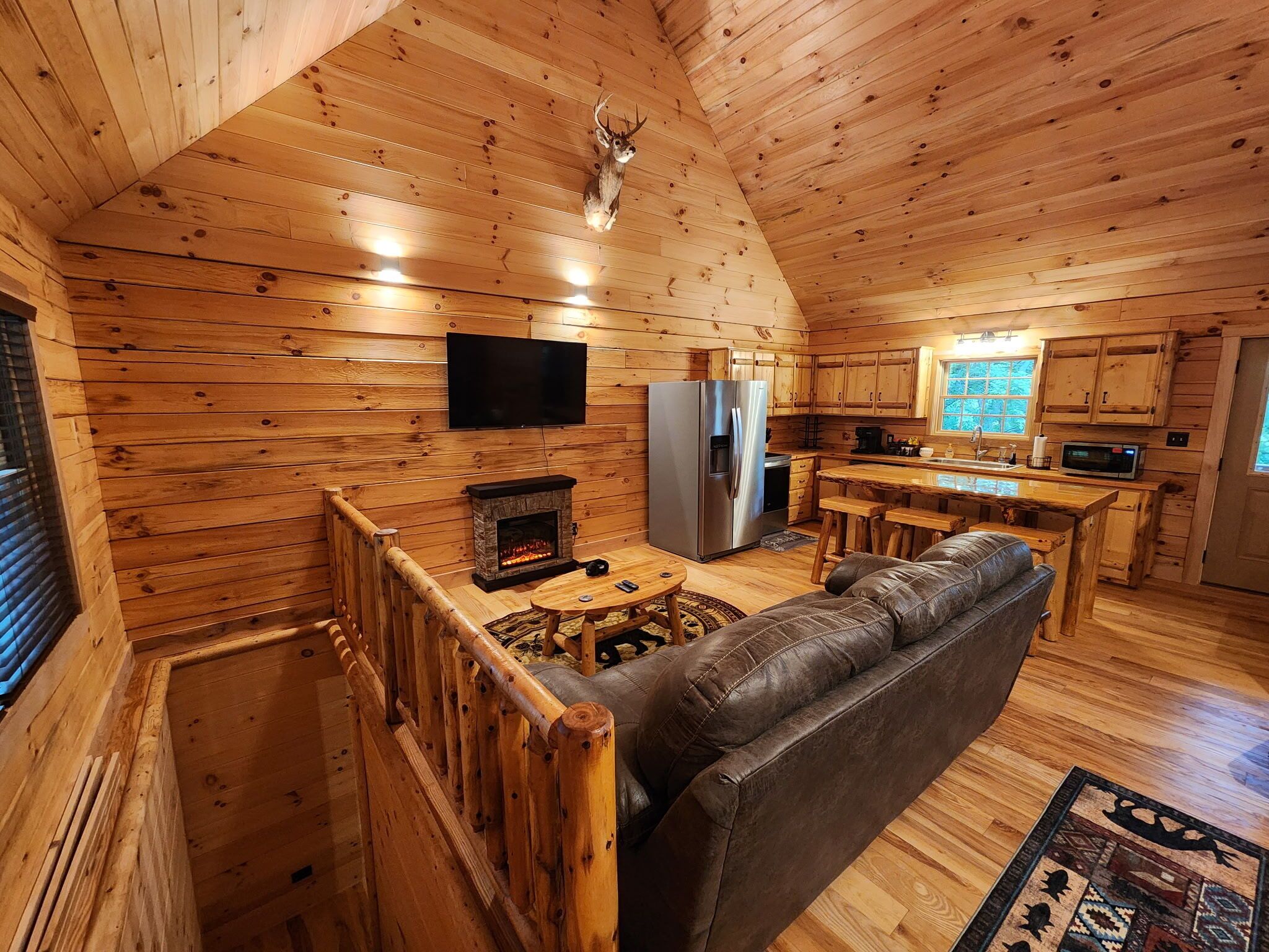 Una Smart TV, una chimenea, un futbolín